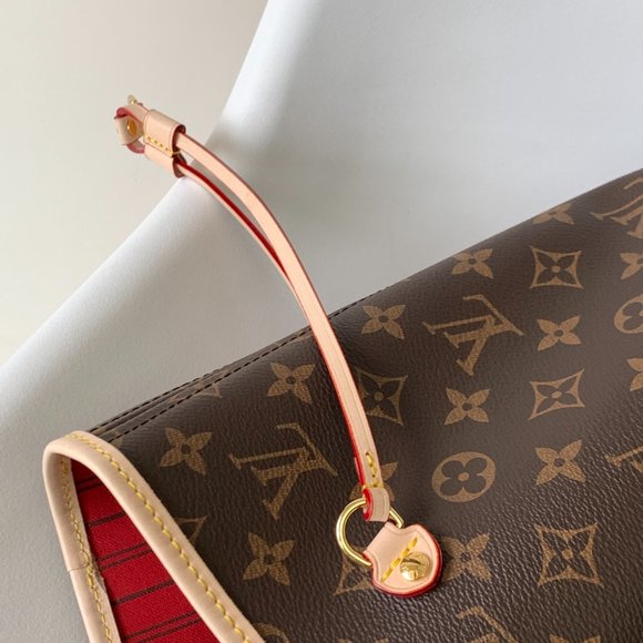 AUTHENTIC Louuis Vuitton  bag main image 4